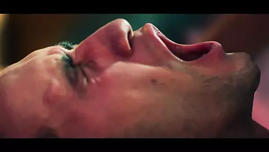 SEKSI KıZ BÜYÜK BIR YARAĞı EMIYOR VE SONRA BIR YıLDıZ GIBI BINIYOR