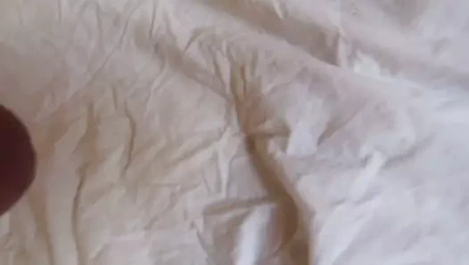 Yatakta büyük bir su birikintisi yapmak için işiyorum