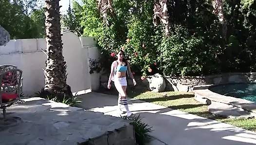 Ateşli genç erkek avcısı genç ıslak amcığını yalıyor ve makaslıyor