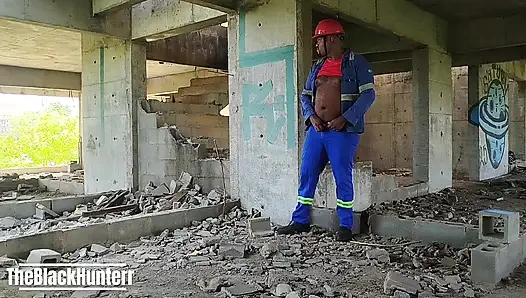 Öğle yemeğinde binada yalnız