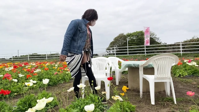 No195 Tucking Exposure in a Flower Garden