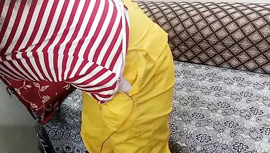 Edepsiz Hintçe görüntülü görüşmede konuşuyor ve dildo yumruk sokma