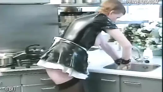 İtaatkar kadın sahibesini mutlu etmeye çalışıyor