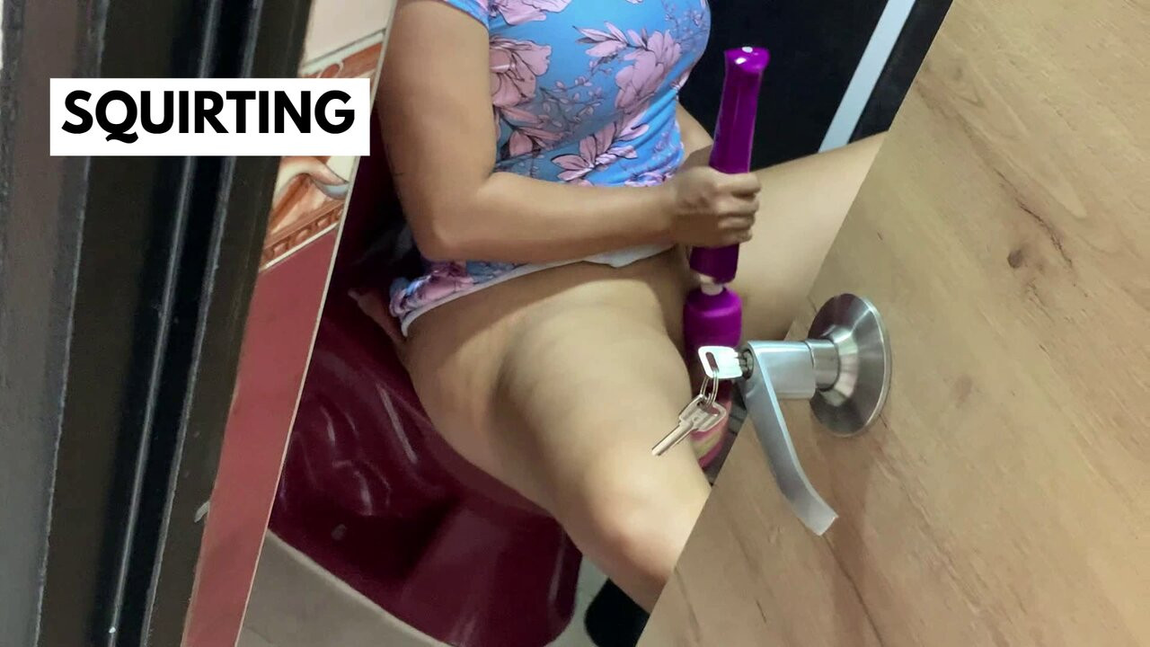 Üvey kız kardeş banyoda mastürbasyon yaparken yakalandı (fışkırtma)