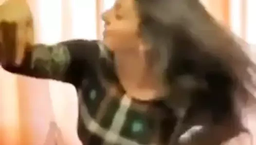 Vert sıcak göbek dansı