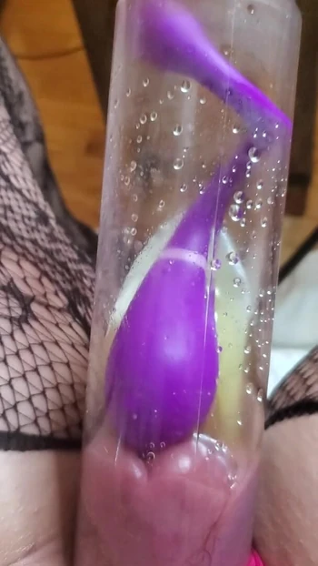 Сквирт крупным планом, вибратор в накачке пениса, госпожа Gina