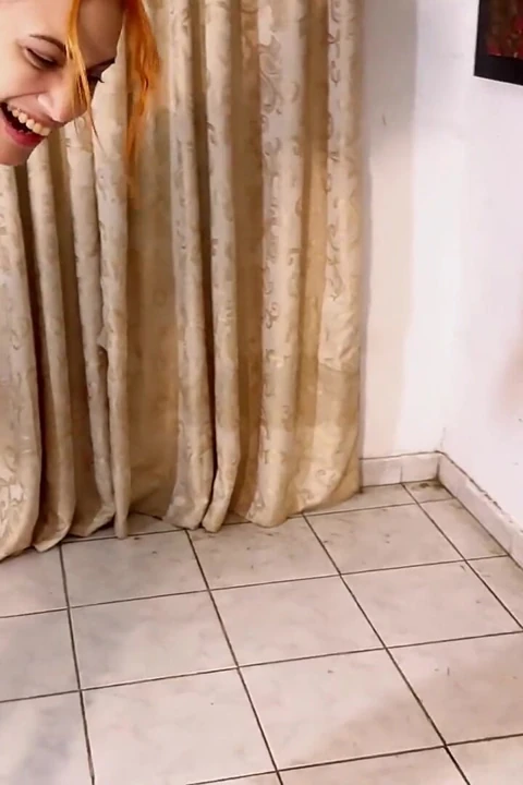 Plastik ambalajlı köle bratty kadın egemenliği ikilisi tarafından çifte orgazm için sağılıyor