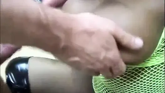 Büyük memeli zenci orta yaşlı seksi kadın amında büyük yarağı seviyor... Siyah ve beyaz