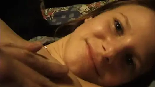 Bir günlük porno yıldızı esmer genç kristina mastürbasyon yapıyor