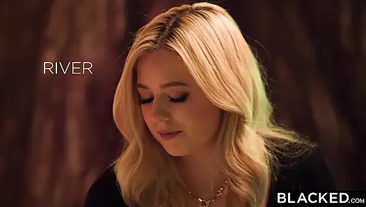 Blacked muhteşem sarışın barmen River Lynn büyük zenci rüyalarını gerçekleştiriyor