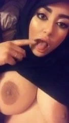 Kopftuch Tussy mit grossen Melonen 2