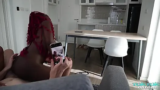 Tuktukpatrol canı sıkılan arkadaşlar üçlü grup sekste büyük yarağı paylaşıyor
