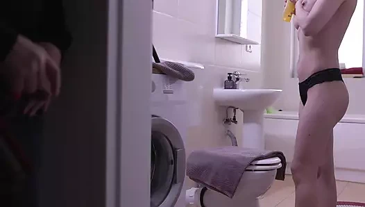 Onu kedi boşalmaya karşı koyamıyorum, beni mastürbasyon yaparken yakaladığında 1 dakikadan az bir sürede boşaldım