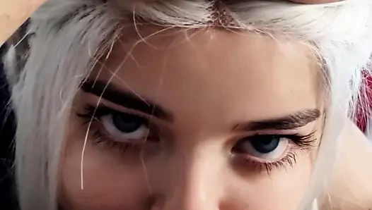 Beyaz saçlı sarışınım mükemmel bir derin gırtlak veriyor