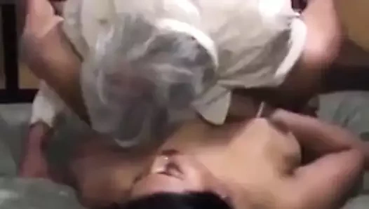 Eski amca sikikleri bir dik milf