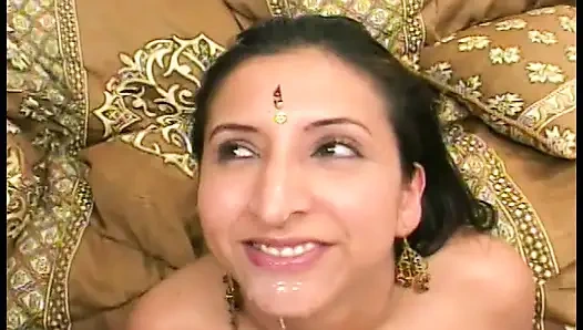 Azgın Hintli güzel götü kanepede sert sikilirken zevk içinde inliyor