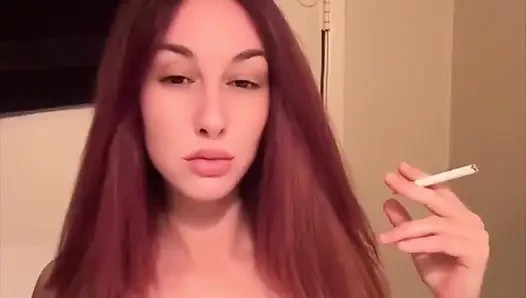 Artemisia Love'ın seksi sigara içme seansı