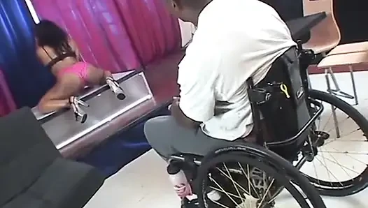 Şişman götlü zenci bebek tekerlekli sandalyeli adamla sikişiyor