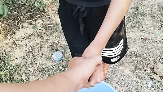 18 yaşındaki genç kız ağaçta meyve toplarken çiftçi bir çocuğu ona mastürbasyon yaparken yakaladı