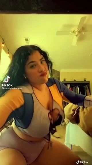 Vadia do bucetao enorme.