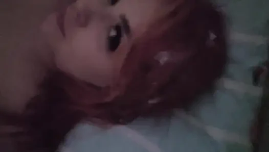Saçıma boşal ve orgazm olmak için parmakla sikiliyor
