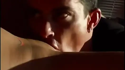 Güzel sarışın sürtük genç adama amını yalatıyor