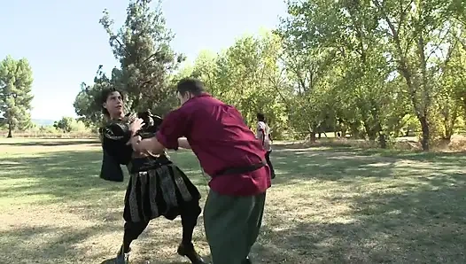 Tatlı esmer kaltak ateşli yüze boşalmadan önce sikiliyor