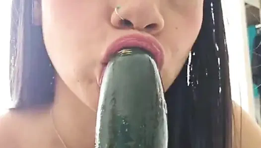 Lezzetli bir salatalık ile oynuyor