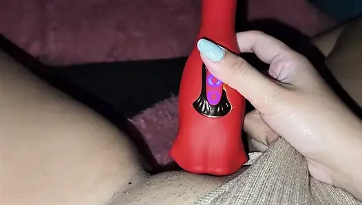 Powerful toy that eats, my pussy, it reached heaven and gives me an orgasm