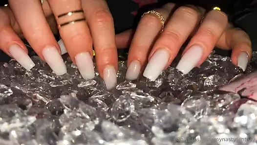 Uzun tırnaklar asmr elmaslarla oynuyor