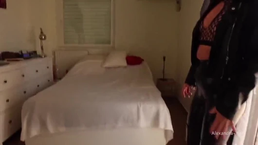 Deri orta yaşlı seksi kadın sikiliyor ve boşalıyor!