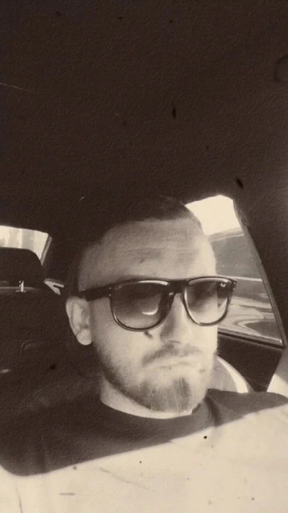 Dövmeli sarışın 38 yaşındaki şişkin ve mavi gözlerle azdırıyor - bekar ve hazır