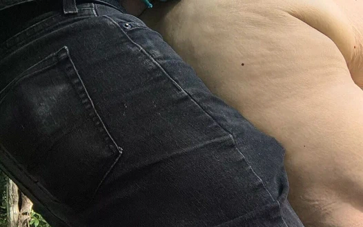 Karanlık yabancı onu götünü sikerken yakalıyor ve sonra çok hızlı sikişiyor