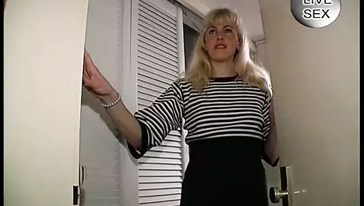 Blondine bekommt einen dildo zum Jahrestag