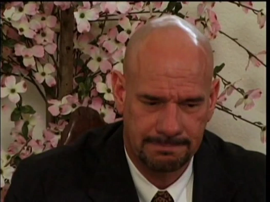 Yaşlı adam genç kızı baştan çıkarıyor, sonra yatakta sikiyor