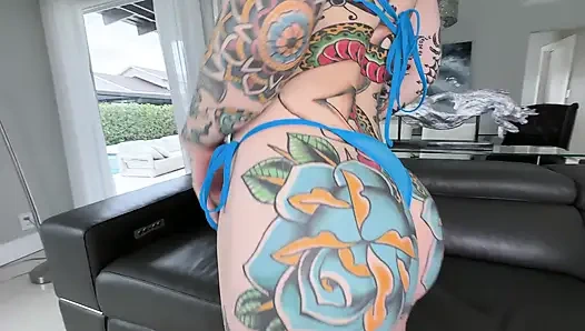 Dövmeli kırmızı kafa Jmac'ın büyük yarağını gırtlağına kadar alıyor ve sikiliyor