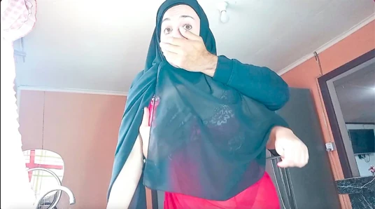 Tesettürlü Müslüman üvey anne mutfakta sikişiyor
