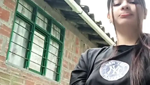 Seksi kız hayranları için yayın yapıyor ve kendine dokunuyor