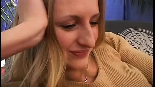 Mooie tiener met sexy lichaam zuigt en berijdt harde pik