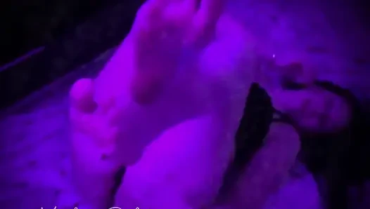 Tüketilen şey sen olduğun şey, ben gece gündüz büyüleyici zihninin içinden geçerken, ayaklarım senin tek düşüncen. Sahip olduğum böyle bir gücüm var