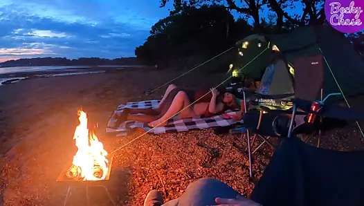 Genç sarışın ateşli evli kadın kocasıyla tatildeyken büyük zenci yarağını sikiyor