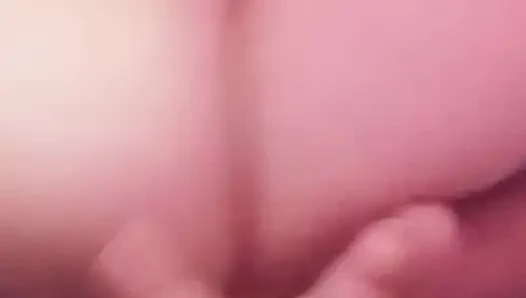 An Indonesian aunt is busy satisfying her own pussy while satisfying herself! See how much she squirts!