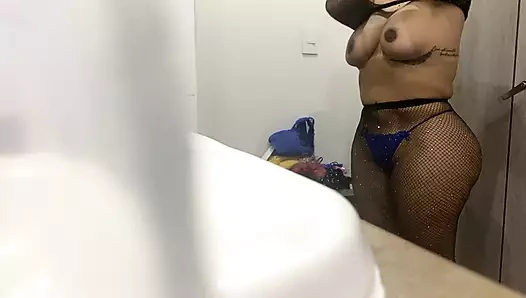 Büyük götlü olgun kıyafetlerini değiştirirken yavaşça soyunuyor