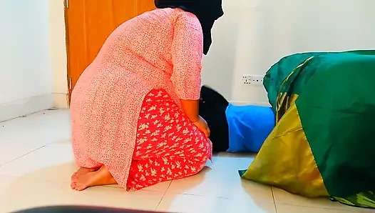 Bir adam yatağın altında sıkışıyor, sonra Pakistanlı ateşli iri güzel tesettürlü kız onu sikiyor. Büyük göt ve göğüsler kovboy kız