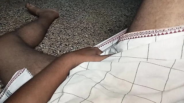 Hintli oğlan evli kadın ofiste anal sikişiyor ve öpüşüyor