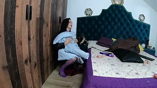 Uzun kabarık ceketler, dildo ve oyuncaklarla yoğun mastürbasyon