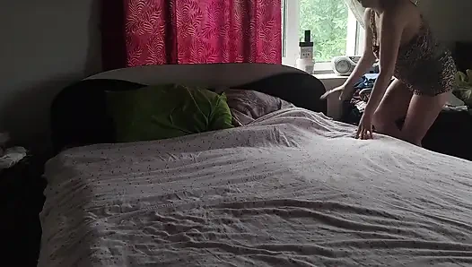 Tutkulu çift rustik yatak odasında karşılıklı mastürbasyon doğal inliyor ve ıslak orgazm