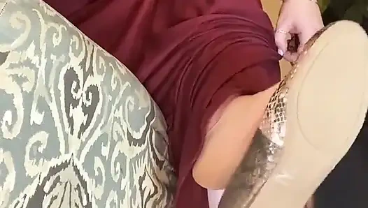 Sana boşalman için talimat verirken sallıyor ve ayağını sallıyor -bölüm 1 out 2