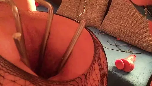 Bağlı zevk nesnesinin götünü esnetiyor bölüm 2