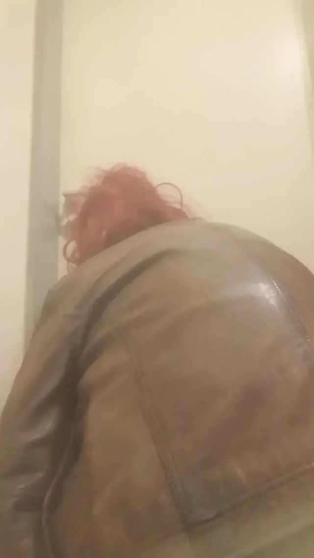 Tıkaçları popoma sokmayı çok seviyorum. Kızıl saçlı kadın kadın giyinen